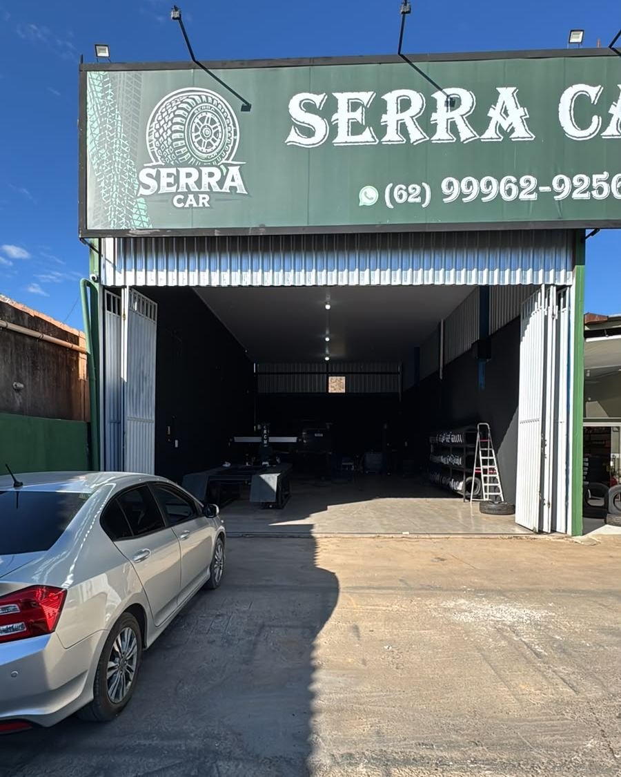 Fachada e pátio da Serra Car no Centro de Campos Belos
